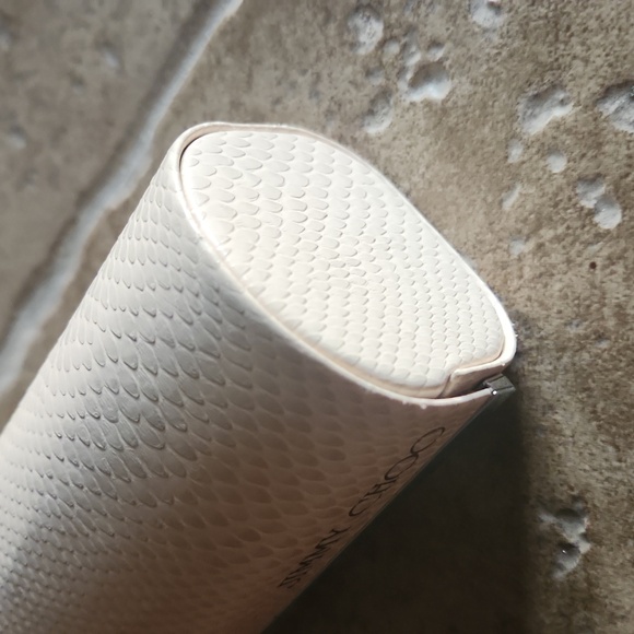 Jimmy choo eye glass case snake skin pattern in cream colored magnetic closure - Picture 2 of 7